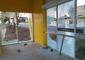 Criminosos quebram vidro de estação de ônibus; prejuízo já chega a R$ 40 mil